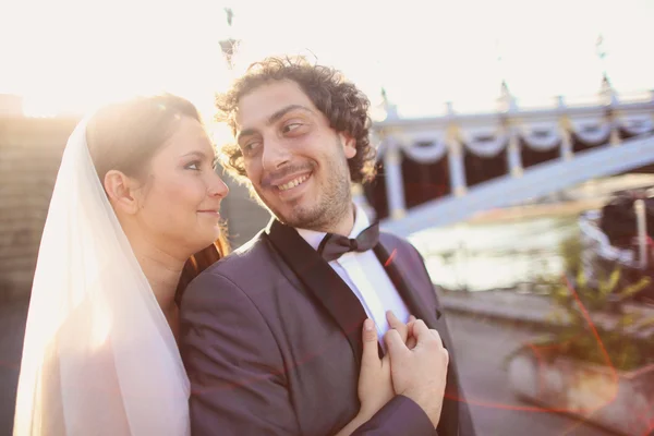 Primer plano de una novia y un novio a la luz del sol —  Fotos de Stock