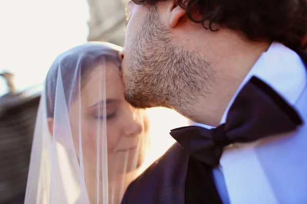 Закрыть невесту и жениха в солнечном свете — стоковое фото