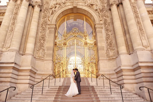 Nevěsta a ženich před velkou budovu — Stock fotografie