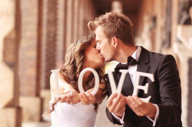 Mutlu gelin ve damat tutarak aşk mektupları