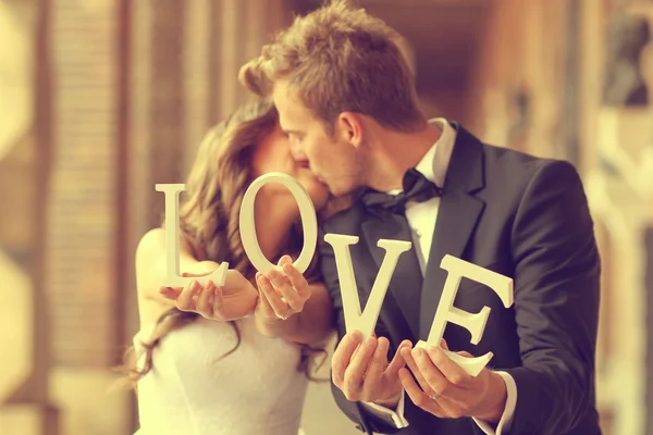 Felice sposa e lo sposo tenendo lettere d'amore — Foto Stock