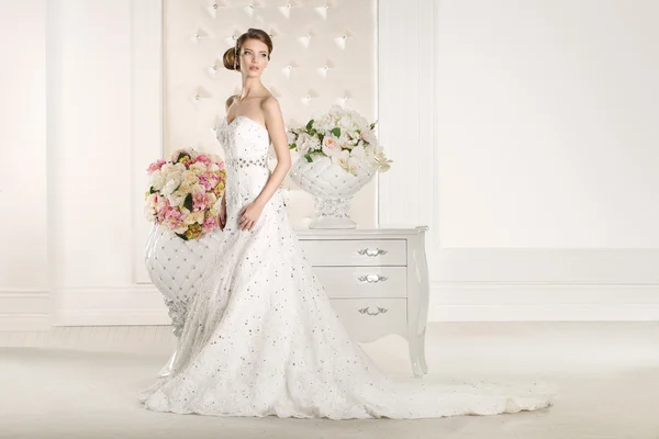 Splendida sposa con abito bianco con bouquet di fiori — Foto Stock