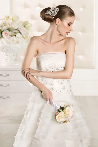 Πανέμορφη νύφη με λευκό φόρεμα με λουλούδια μπουκέτο — Φωτογραφία Αρχείου