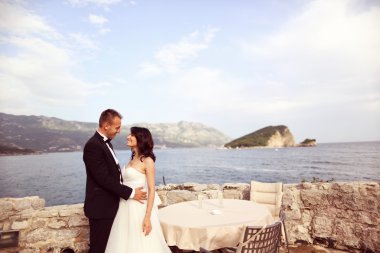 Gelin ve damat deniz kenarında tablosunun yanındaki