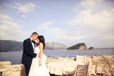 Gelin ve damat her diğer sahil tutarak