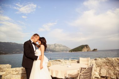 Gelin ve damat her diğer sahil tutarak