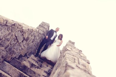 Gelin ve damat bir taş merdiven yürüyüş