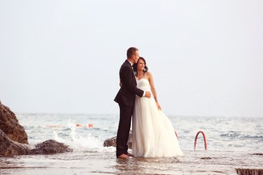 Gelin ve damat sahilde