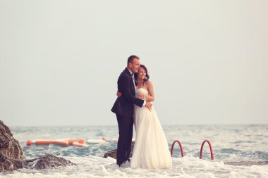 Gelin ve damat sahilde