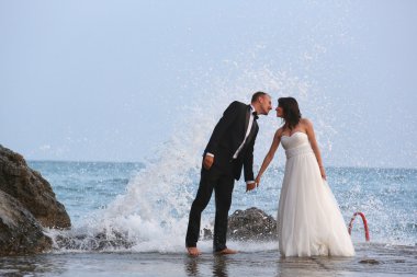 Gelin ve damat sahilde