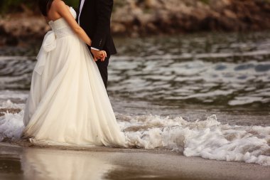 Gelin ve damat sahilde elele