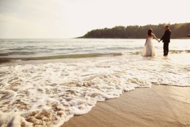 Gelin ve damat sahilde