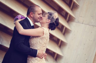 Gelin ve damat öpüşme yanında duvar elimden