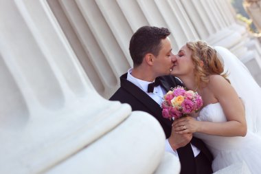 Gelin ve damat her diğer sütunları holding