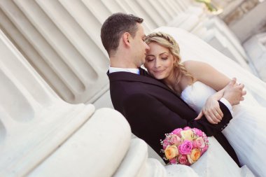 Gelin ve damat her diğer sütunları holding