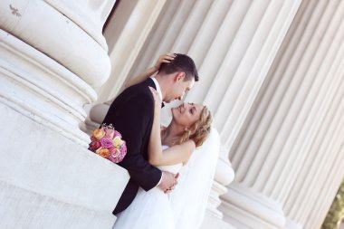 Gelin ve damat her diğer sütunları holding