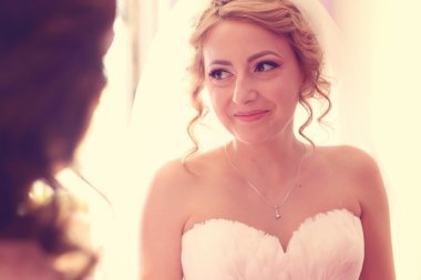 gülümseyen güzel gelin