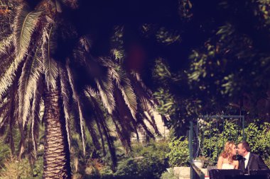 Gelin ve damat terasta oturan