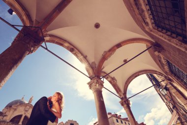 Gelin ve damat güneş ışığı altında