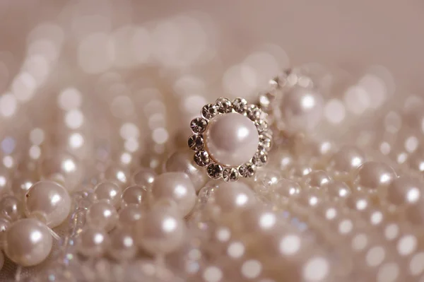 Elegantes pendientes de perlas —  Fotos de Stock