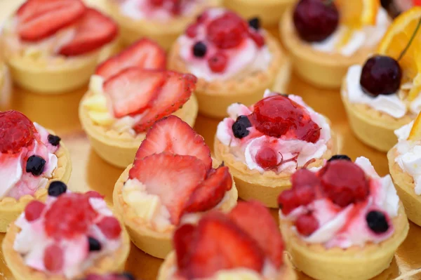 Маленькі торти з ягодами — стокове фото