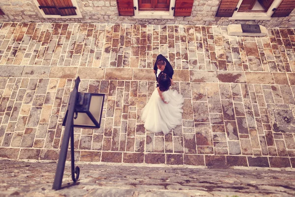 Bridal couple in old city — Stock Photo, Image