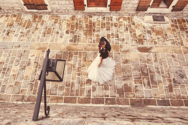 Bridal couple in old city — Stock Photo, Image