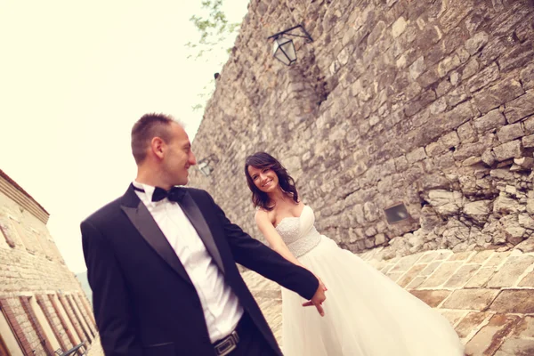 Lyckliga bruden och brudgummen som håller hand — Stockfoto