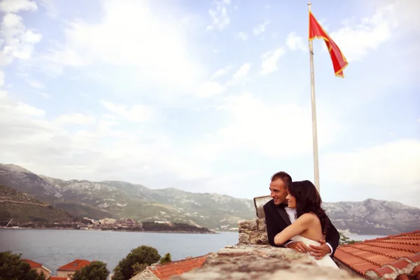 Bride and groom near beautiful lake — Stock Photo, Image