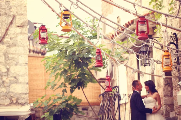 Bride and groom in old city — Stock Photo, Image