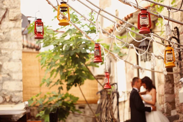 Bride and groom in old city — Stock Photo, Image