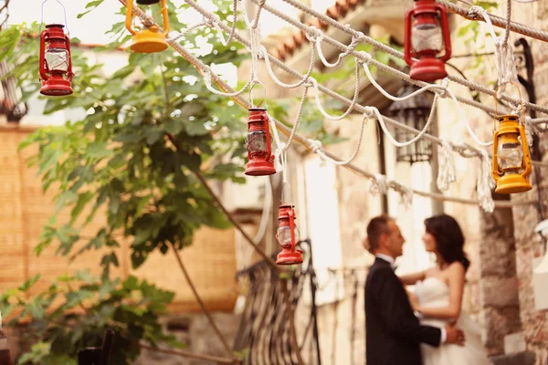 Brautpaar in der Altstadt — Stockfoto
