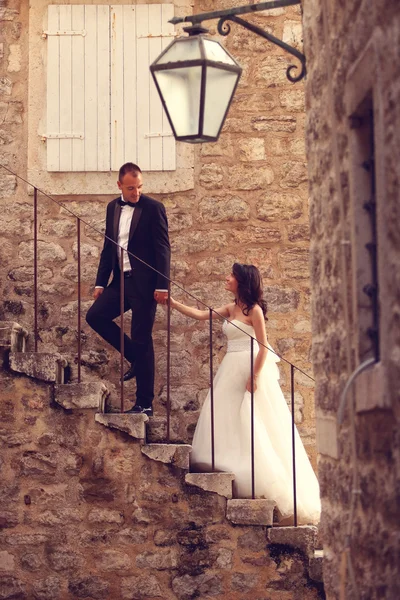 Brautpaar auf der Treppe in der Altstadt — Stockfoto