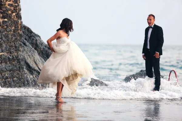 Novia y novio en la playa — Foto de Stock