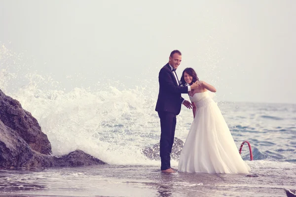 Novia y novio en la playa — Foto de Stock