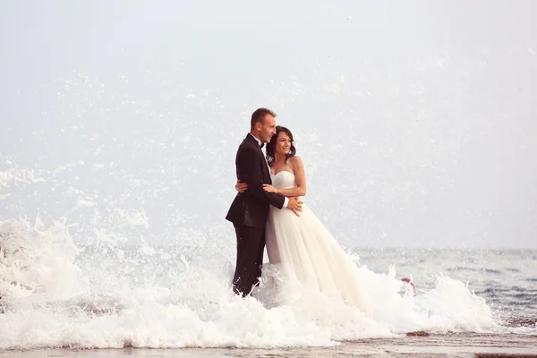 Noiva e noivo na praia — Fotografia de Stock
