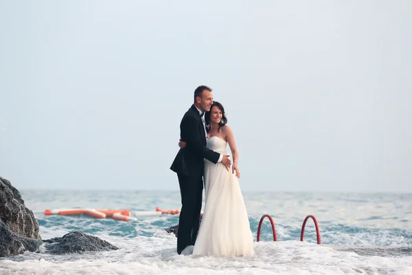 Bride and groom at the beach — Stock Photo, Image