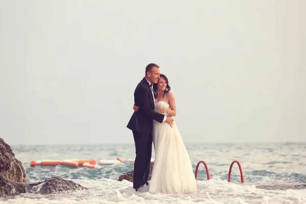 Novia y novio en la playa — Foto de Stock