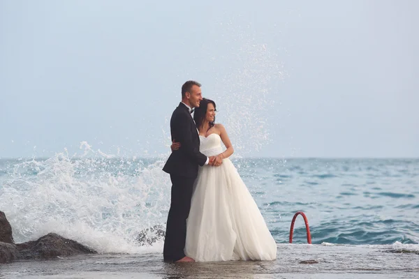 Bride and groom at the beach — Stock Photo, Image