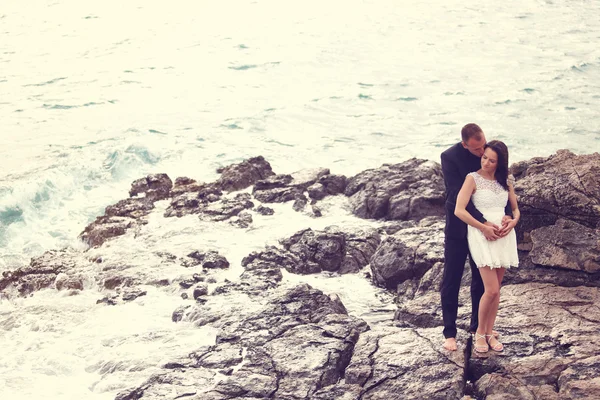 Novia y novio abrazándose en la playa — Foto de Stock