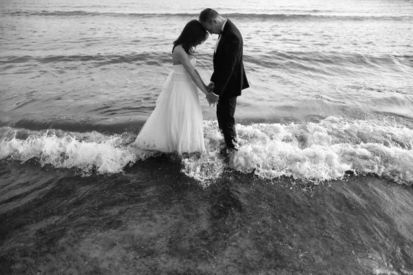 新娘和新郎手牵着手在沙滩上 — 图库照片
