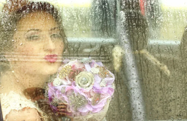 雨の日に車の中で楽しんで花嫁 — ストック写真