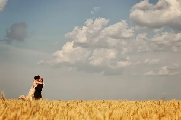 Bride and groom in field — Stock Photo, Image