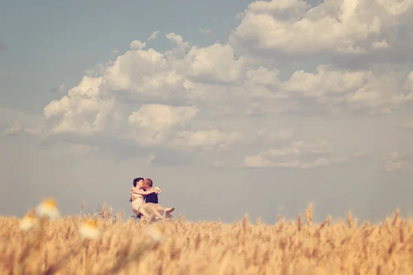 Bride and groom in field — Stock Photo, Image