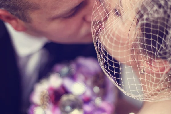 Nahaufnahme von Braut und Bräutigam küssen — Stockfoto