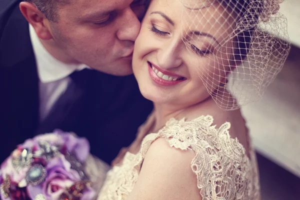 Sposo baciare la sua sposa — Foto Stock