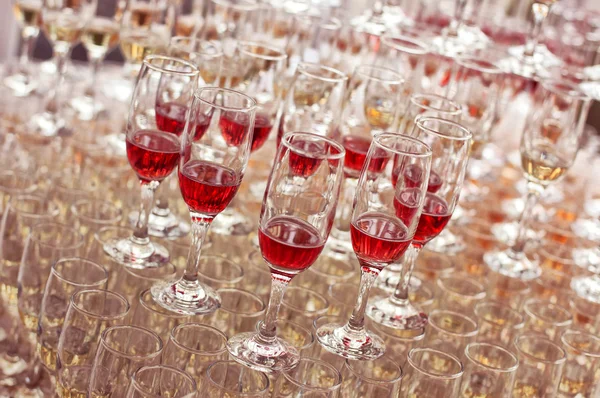 Bruiloft glazen gevuld met wijn en champagne — Stockfoto