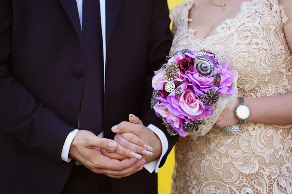 Невеста с прекрасным цветочным букетом — стоковое фото