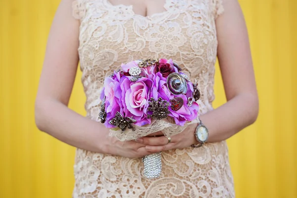 Mariée tenant beau bouquet de fleurs — Photo