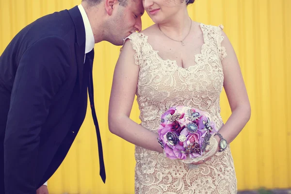 Brudgummen kyssa sin brud på axeln — Stockfoto